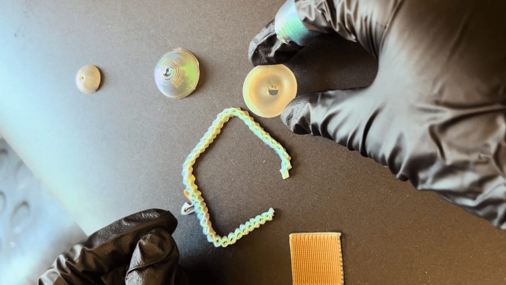 研究人员开发了一种3D打印胆甾型液晶弹性体(CLCE)的方法